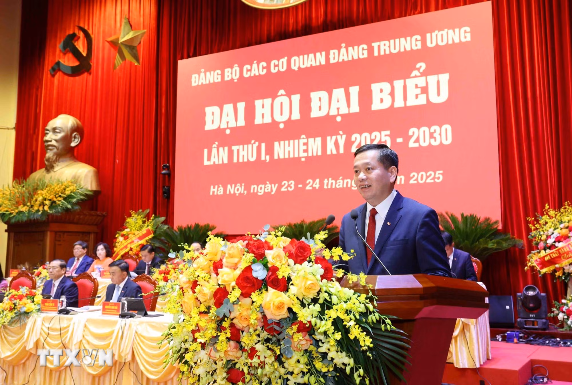 ttxvn-be-mac-dai-hoi-dai-bieu-dang-bo-cac-co-quan-dang-trung-uong-lan-thu-nhat-2.jpg
