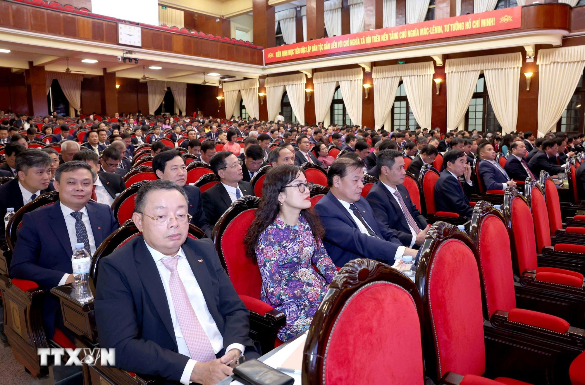 ttxvn-be-mac-dai-hoi-dai-bieu-dang-bo-cac-co-quan-dang-trung-uong-lan-thu-nhat-8.jpg