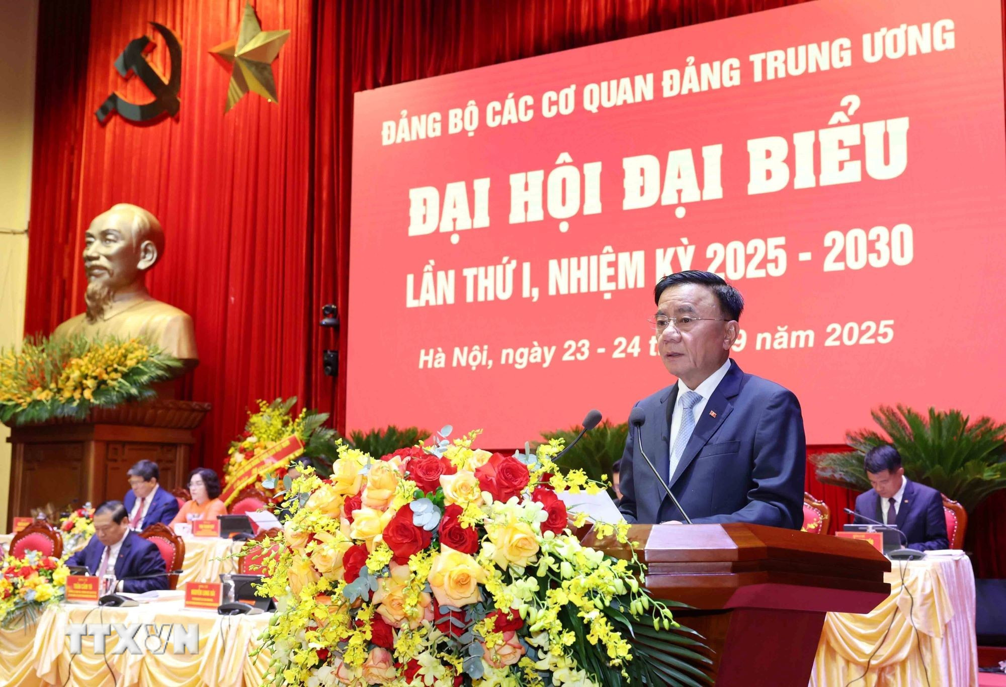ttxvn-be-mac-dai-hoi-dai-bieu-dang-bo-cac-co-quan-dang-trung-uong-lan-thu-nhat-1.jpg
