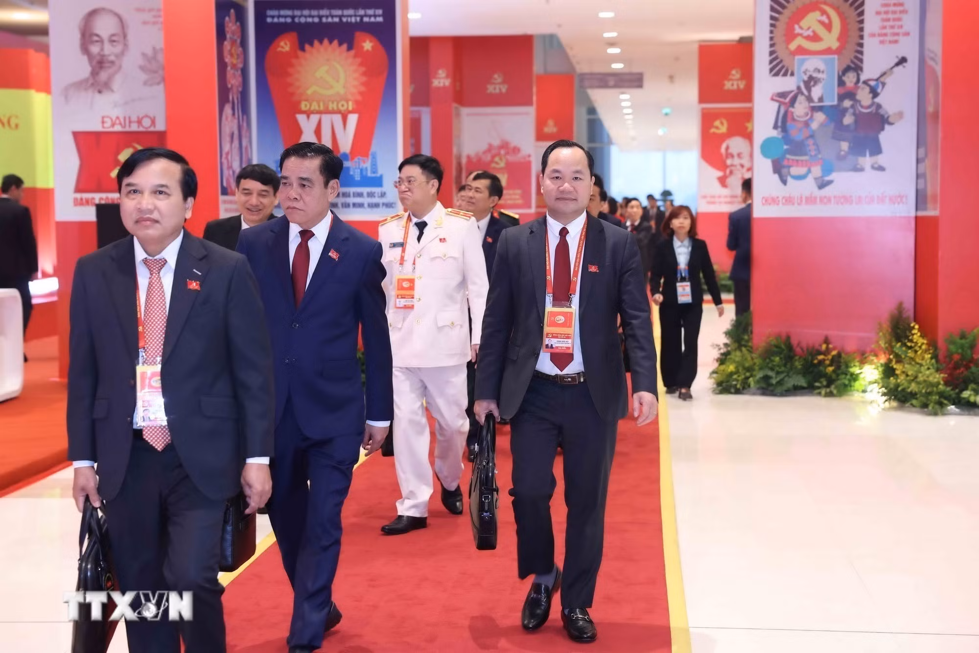 ttxvn-cac-dai-bieu-du-phien-hop-tru-bi-dai-hoi-dang-toan-quoc-lan-thu-xiv-19-7.jpg