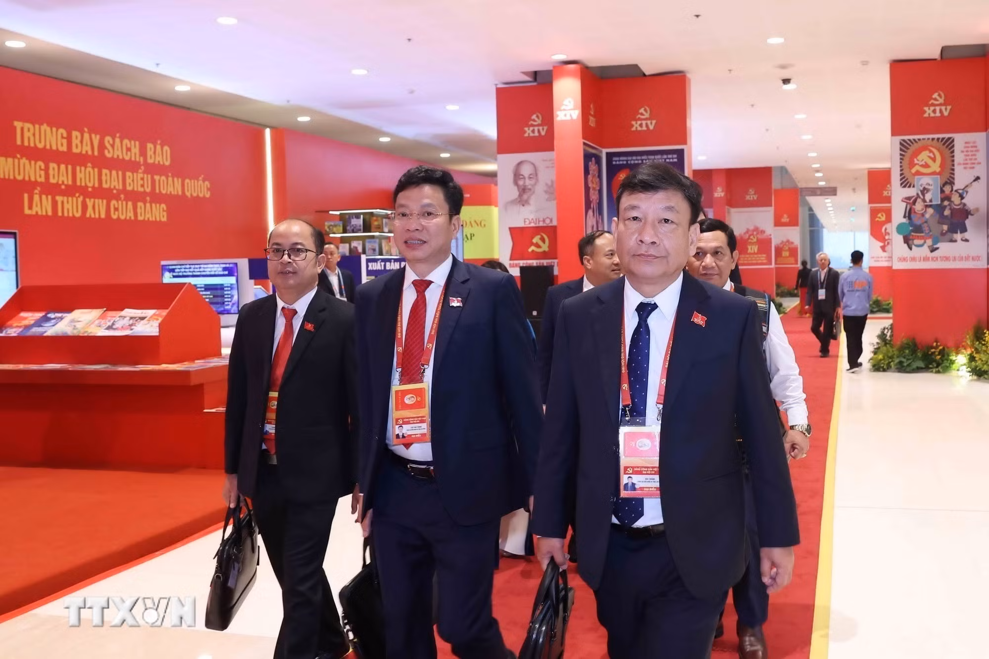 ttxvn-cac-dai-bieu-du-phien-hop-tru-bi-dai-hoi-dang-toan-quoc-lan-thu-xiv-19-2.jpg