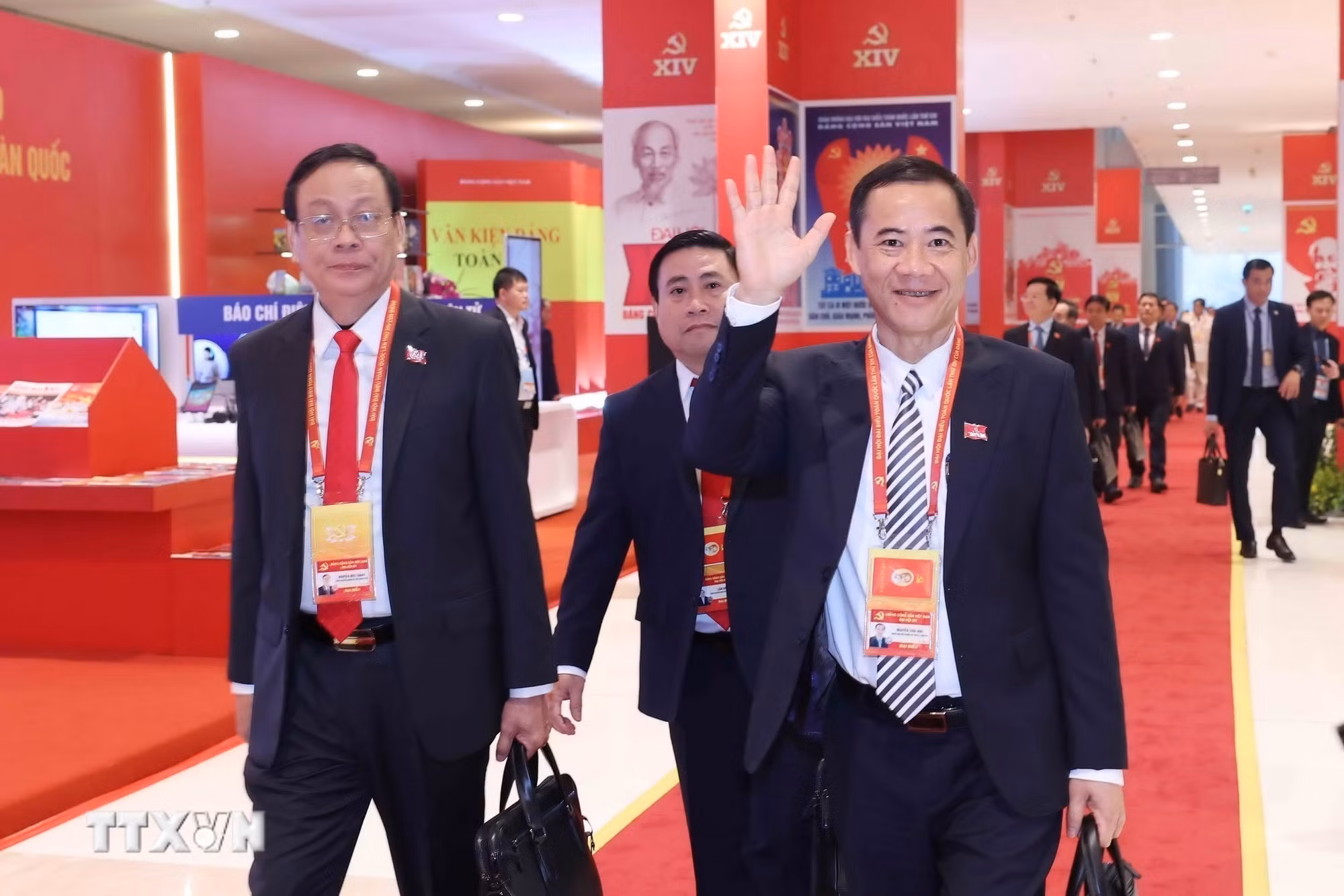 ttxvn-cac-dai-bieu-du-phien-hop-tru-bi-dai-hoi-dang-toan-quoc-lan-thu-xiv-19-9.jpg