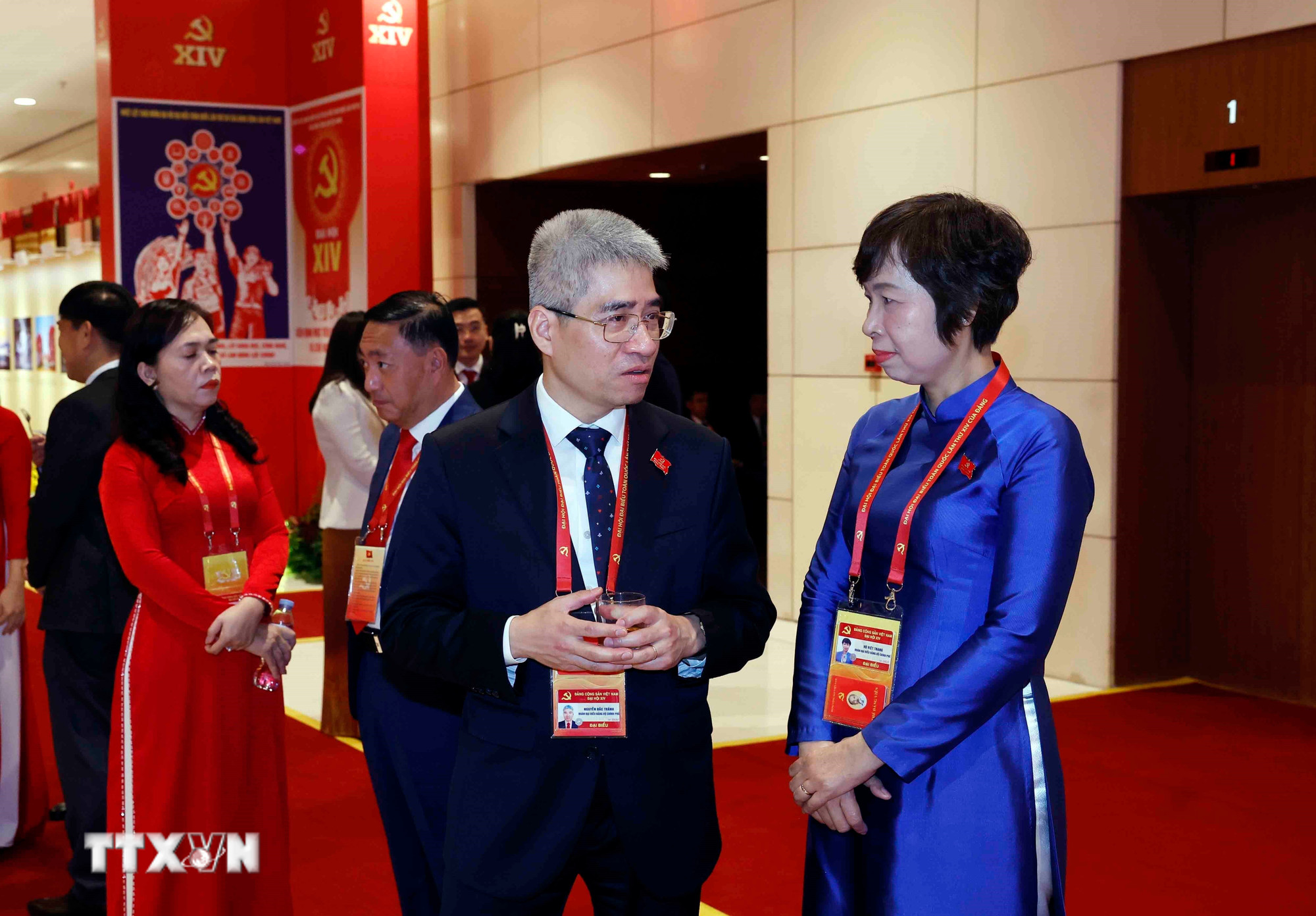 ttxvn-cac-dai-bieu-du-phien-hop-tru-bi-dai-hoi-dang-toan-quoc-lan-thu-xiv-19-11.jpg