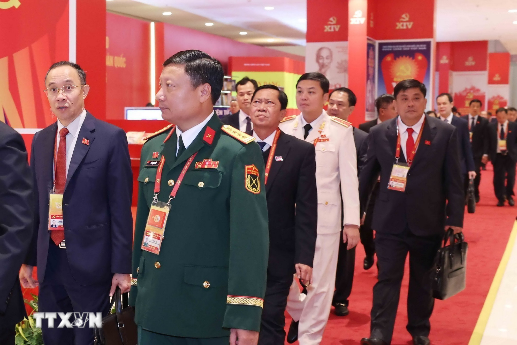 ttxvn-cac-dai-bieu-du-phien-hop-tru-bi-dai-hoi-dang-toan-quoc-lan-thu-xiv-19-10.jpg