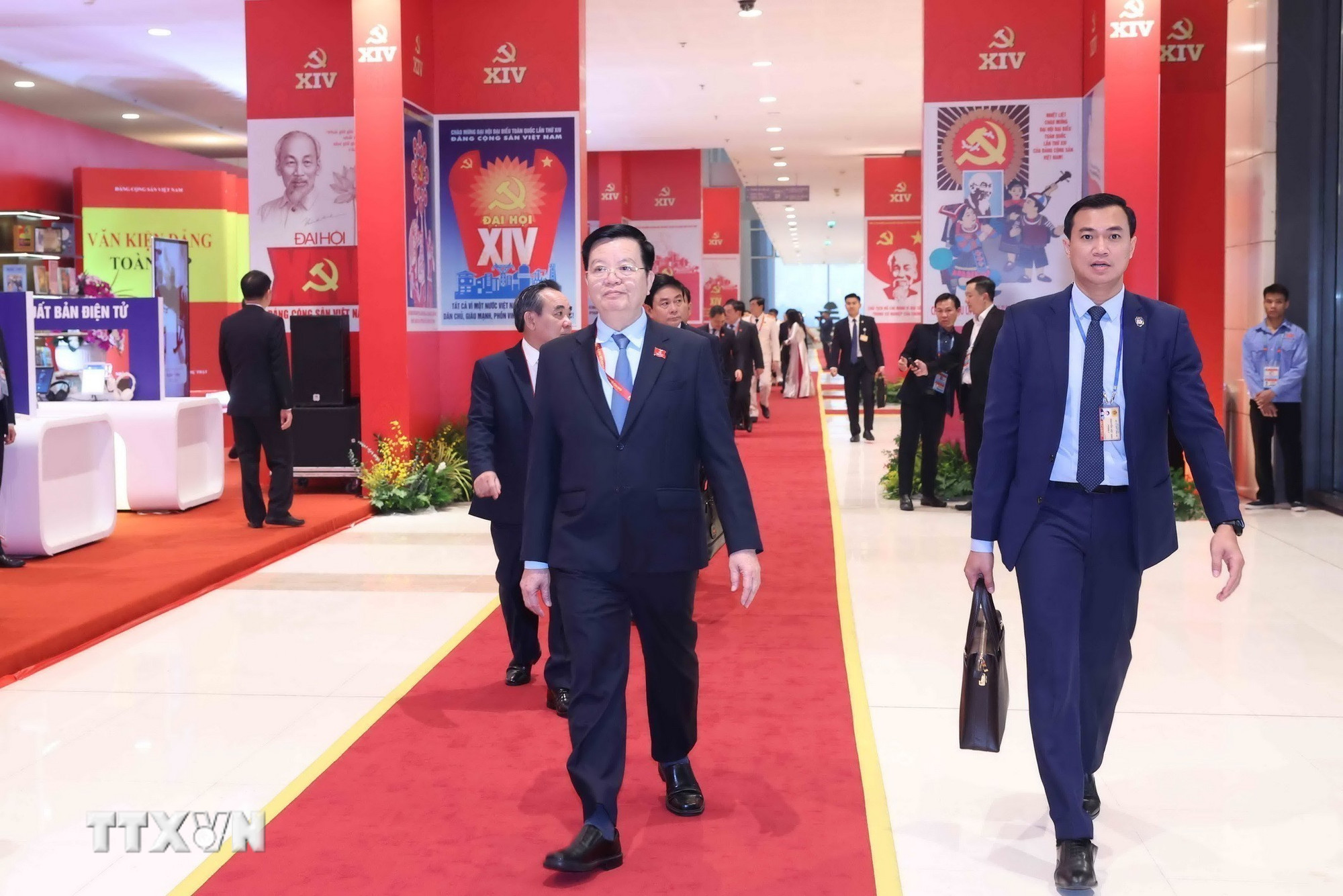 ttxvn-cac-dai-bieu-du-phien-hop-tru-bi-dai-hoi-dang-toan-quoc-lan-thu-xiv-19-8.jpg