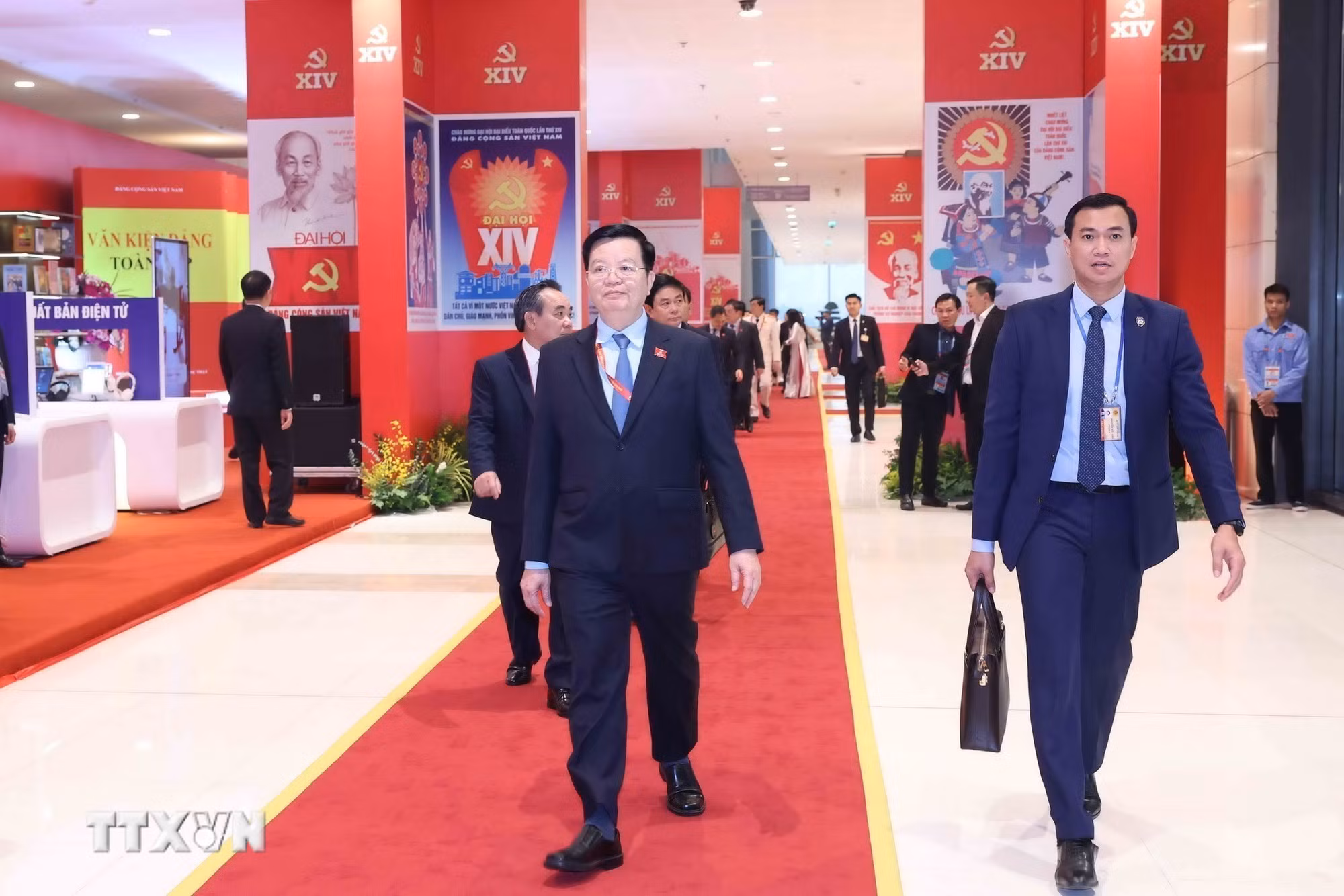 ttxvn-cac-dai-bieu-du-phien-hop-tru-bi-dai-hoi-dang-toan-quoc-lan-thu-xiv-19-8.jpg