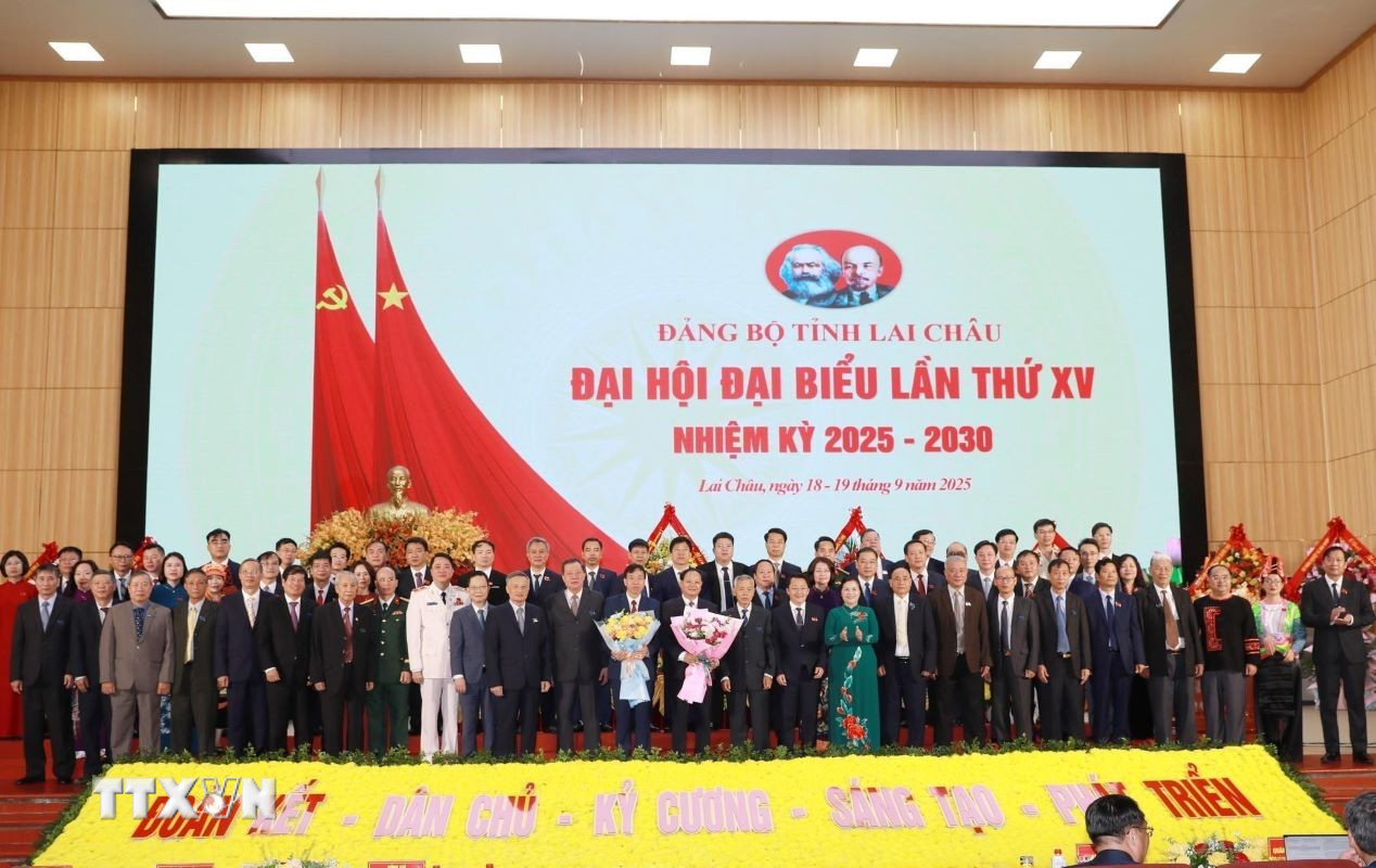 Ban Chấp hành Đảng bộ tỉnh Lai Châu nhiệm kỳ 2025-2030 ra mắt Đại hội. (Ảnh: Quý Trung/TTXVN) ttxvn-ong-le-minh-ngan-duoc-bau-lam-bi-thu-tinh-uy-lai-chau-1909-2.jpg