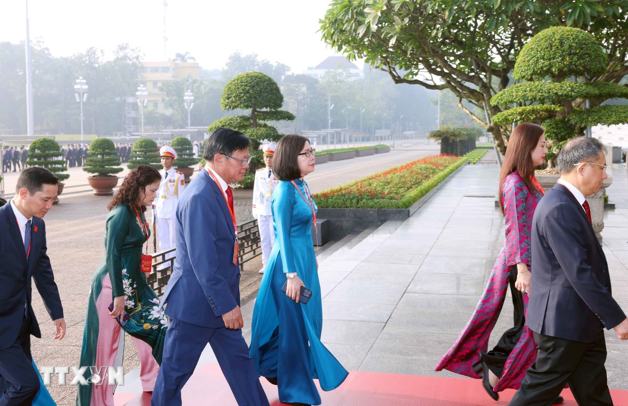 ttxvn-doan-dai-bieu-du-dai-hoi-dang-bo-chinh-phu-vao-lang-vieng-chu-tich-ho-chi-minh-12-5.jpg