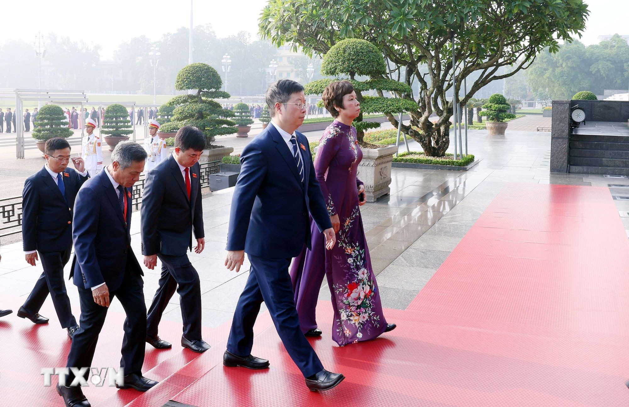 ttxvn-doan-dai-bieu-du-dai-hoi-dang-bo-chinh-phu-vao-lang-vieng-chu-tich-ho-chi-minh-12-4.jpg
