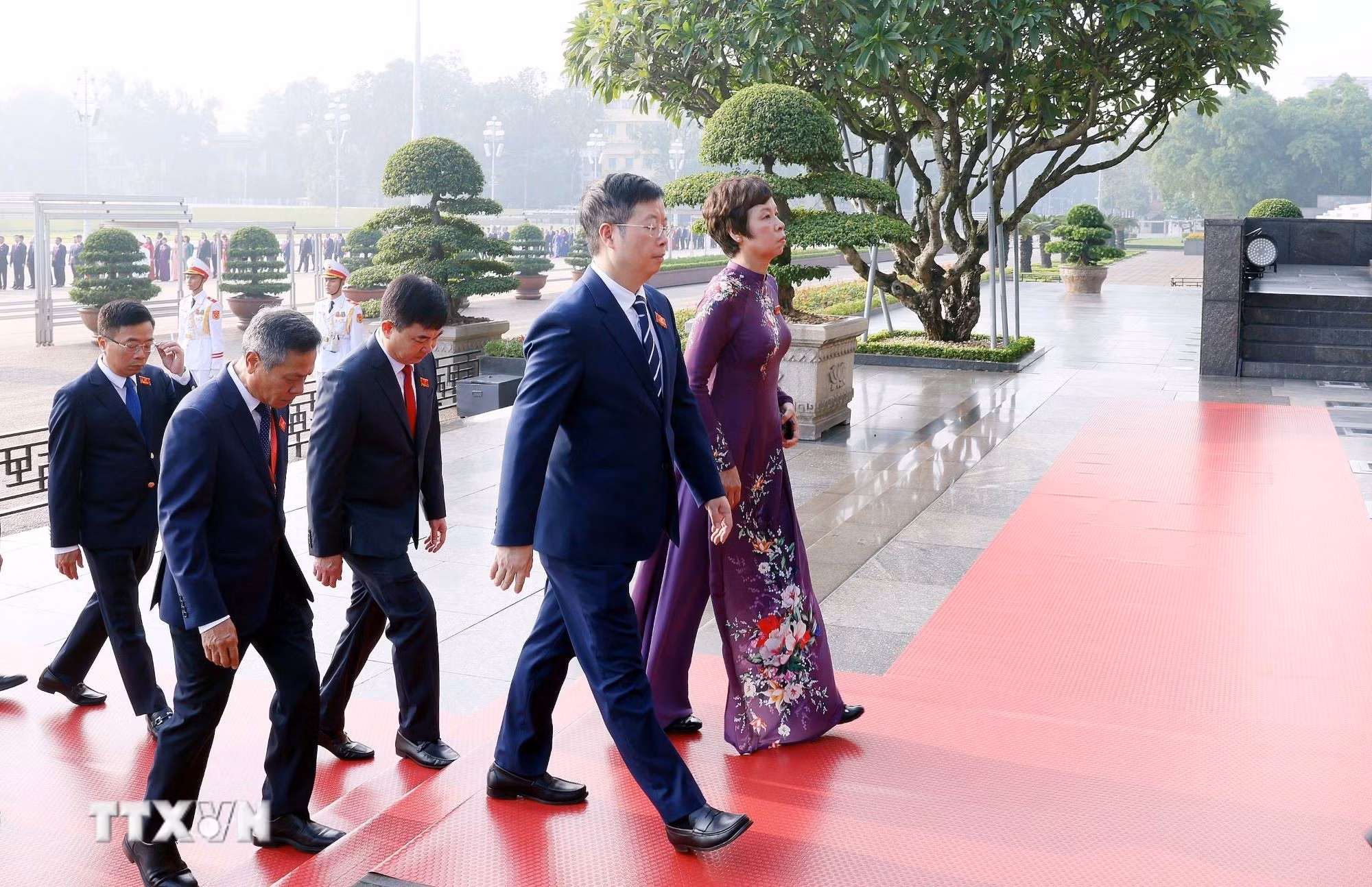 ttxvn-doan-dai-bieu-du-dai-hoi-dang-bo-chinh-phu-vao-lang-vieng-chu-tich-ho-chi-minh-12-4.jpg