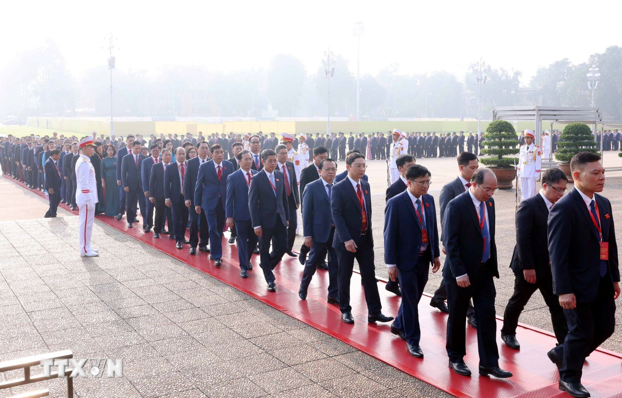 ttxvn-doan-dai-bieu-du-dai-hoi-dang-bo-chinh-phu-vao-lang-vieng-chu-tich-ho-chi-minh-12-6.jpg