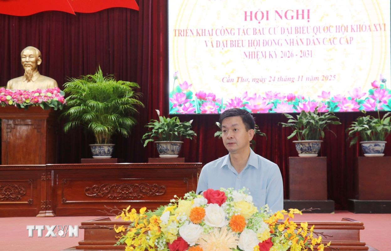 Ông Lê Quang Tùng, Ủy viên Trung ương Đảng, Bí thư Thành ủy, Trưởng ban Chỉ đạo công tác bầu cử thành phố Cần Thơ phát biểu tại hội nghị. (Ảnh: Ngọc Thiện/TTXVN)