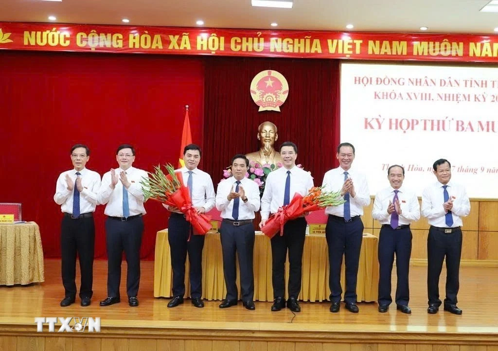 Tặng hoa chúc mừng ông Nguyễn Hoài Anh được bầu giữ chức Chủ tịch Ủy ban Nhân dân tỉnh Thanh Hóa nhiệm kỳ 2021-2026. (Ảnh: TTXVN phát)