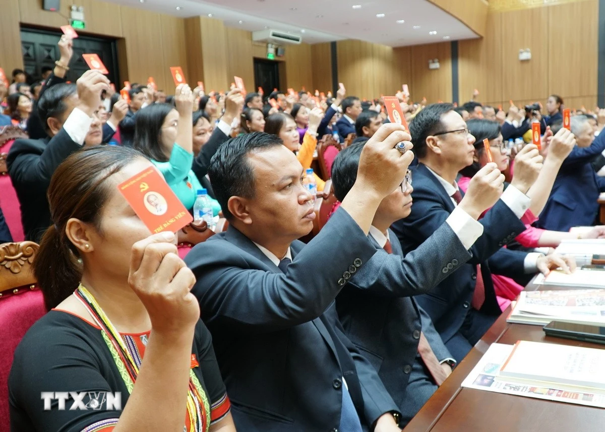 Các đại biểu tham gia biểu quyết tại Đại hội. (Ảnh: Quốc Dũng/TTXVN)