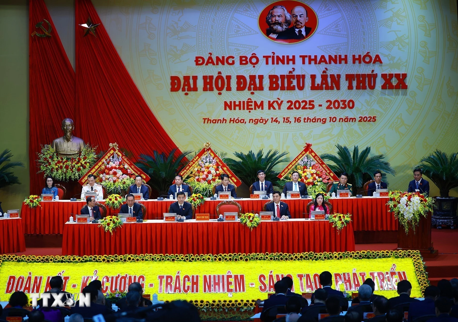 Đoàn Chủ tịch điều hành Đại hội đại biểu Đảng bộ tỉnh Thanh Hóa lần thứ 20, nhiệm kỳ 2025-2030. (Ảnh: Dương Giang/TTXVN)