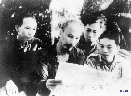 Hồ Chủ tịch làm việc với một số đồng chí trong Thường vụ Trung ương Đảng tại Việt Bắc (1953).