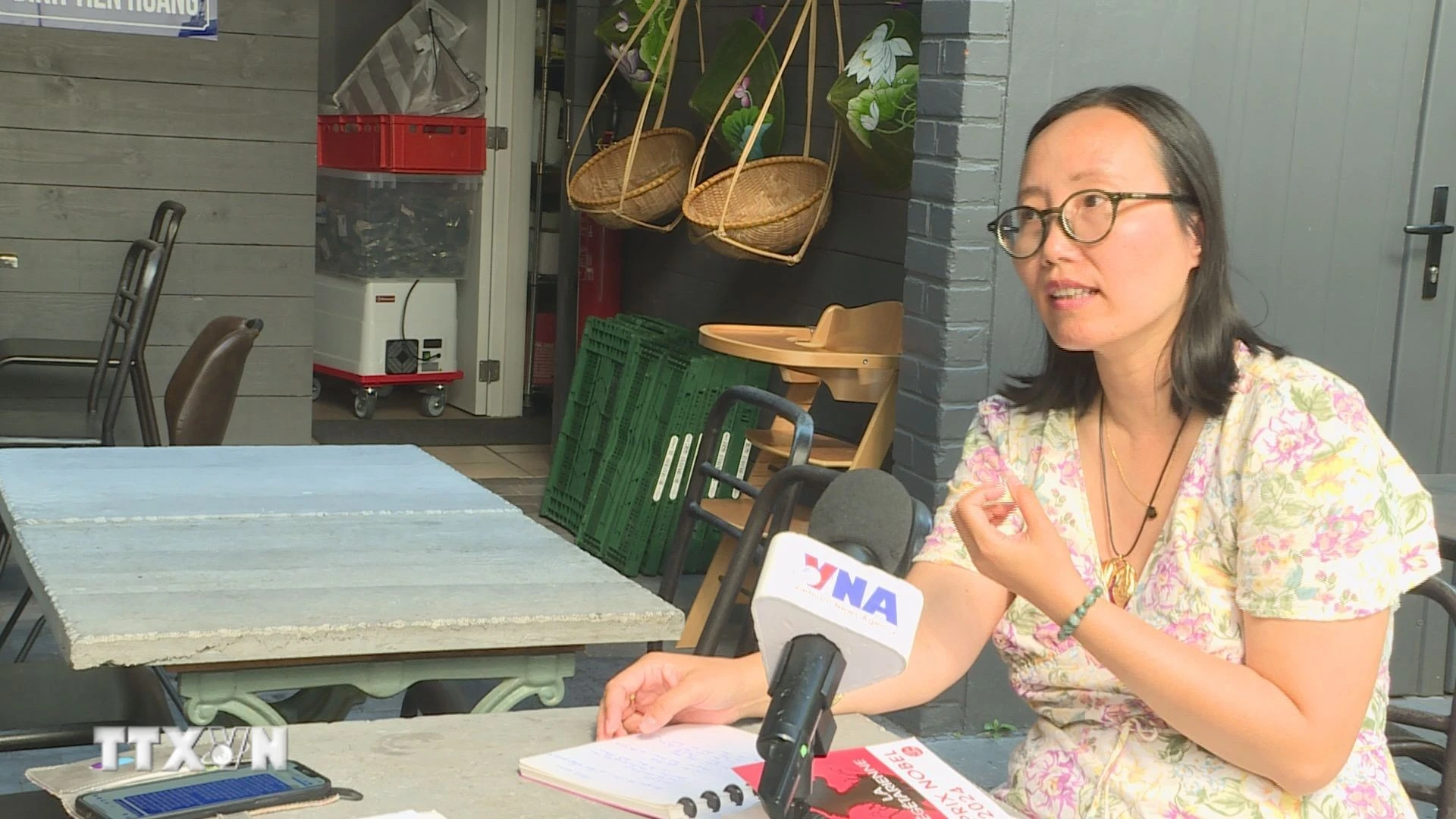 Bà Quỳnh Iris de Prelle trả lời phỏng vấn phóng viên TTXVN tại Brussels. (Ảnh : Duy Tùng/TTXVN)