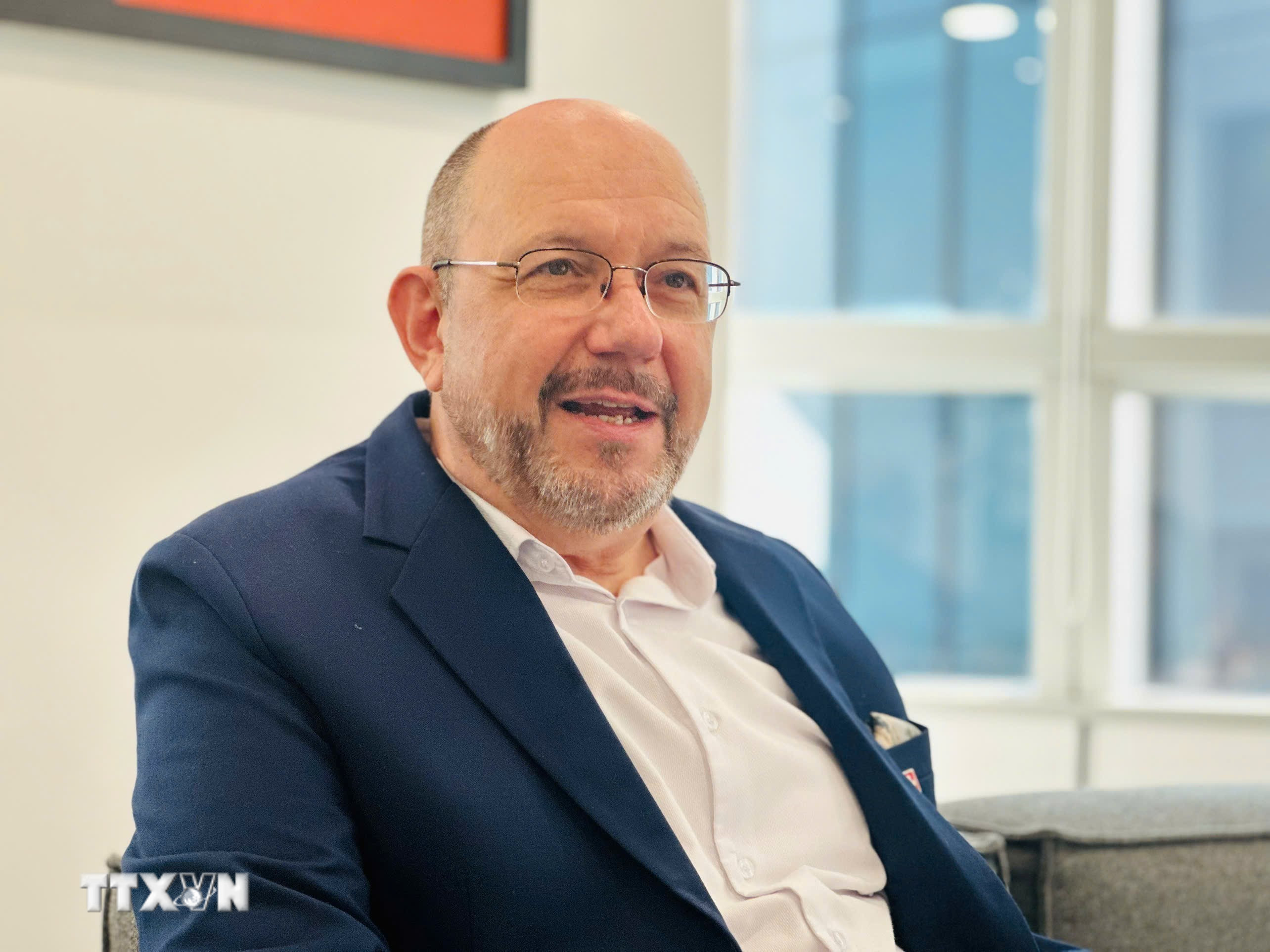 Đại sứ Thụy Sĩ tại Việt Nam Thomas Gass trả lời phỏng vấn của phóng viên TTXVN. (Ảnh: Việt Đức/TTXVN)