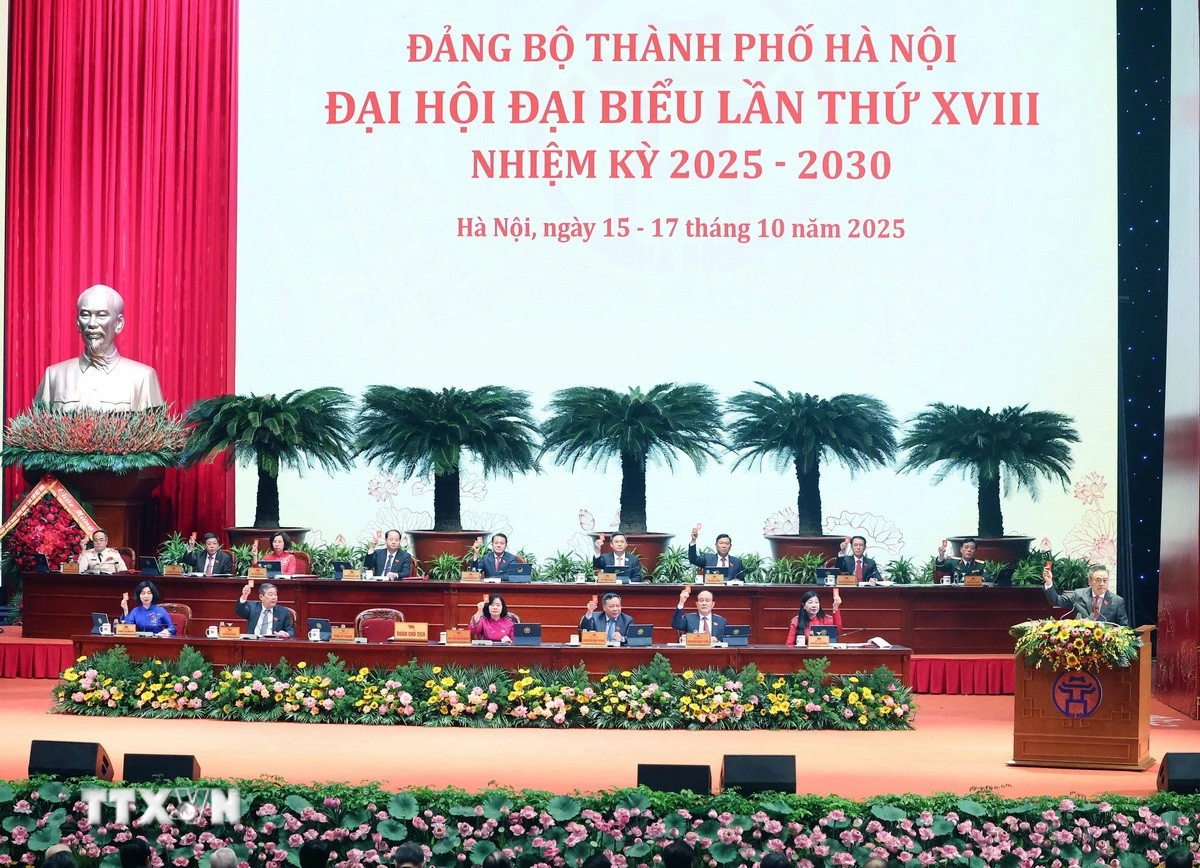 Đoàn Chủ tịch biểu quyết tại Đại hội. (Ảnh: Thống Nhất/TTXVN)