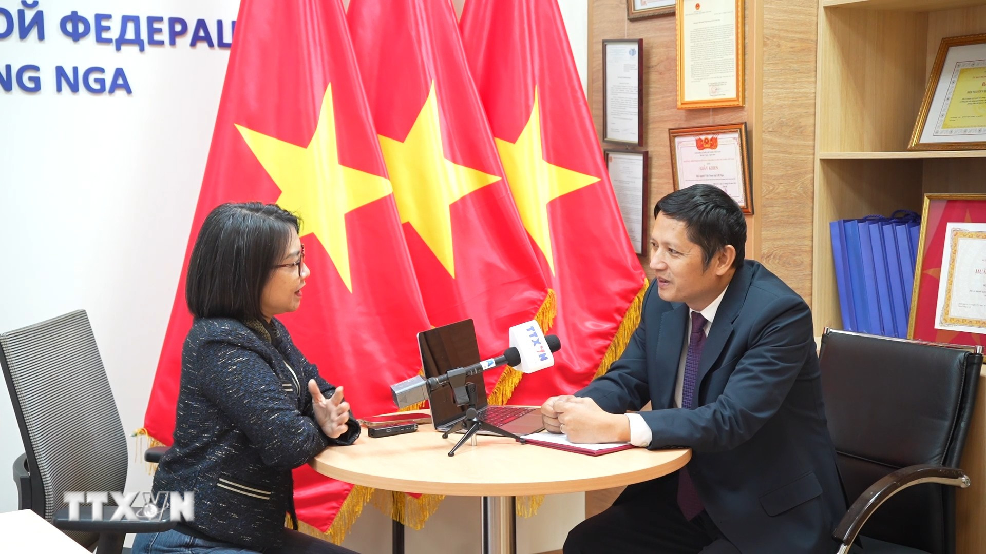 Tiến sỹ kinh tế Nguyễn Quốc Hùng, Phó Chủ tịch Liên hiệp các tổ chức người Việt Nam tại Nga trả lời phỏng vấn. (Ảnh: TTXVN)