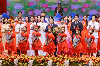 Ca sỹ Hà Myo (đứng cạnh Thủ tướng Phạm Minh Chính) cùng tập thể nghệ sỹ biểu diễn tại Đại hội đại biểu Đảng bộ Chính phủ lần thứ I, nhiệm kỳ 2025-2030. (Ảnh: CTV/Vietnam+) 