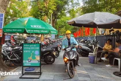 Một điểm trông giữ xe trên phố. (Ảnh: Việt Hùng/Vietnam+)
