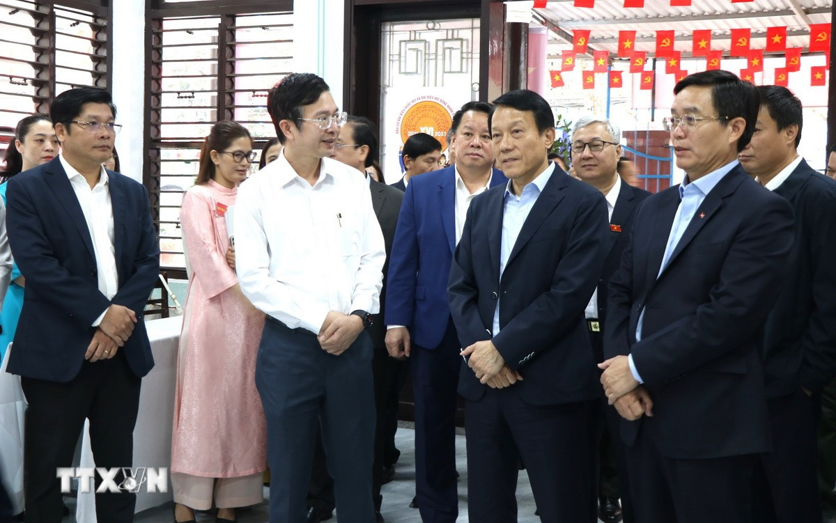 Đại tướng Lương Tam Quang (thứ 2, từ phải sang) kiểm tra công tác bầu cử tại phường Thuận Hóa, thành phố Huế. (Ảnh: Văn Dũng/TTXVN)