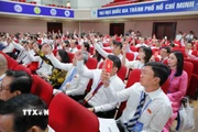 Các đại biểu biểu quyết thông qua dự thảo Nghị quyết Đại hội. (Ảnh minh họa. Thu Hoài/TTXVN)