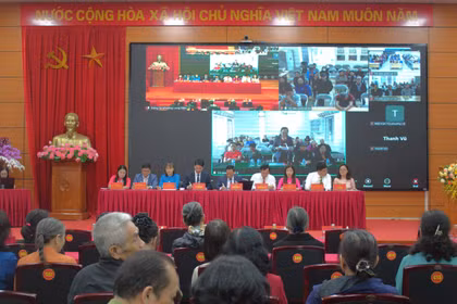 Người ứng cử đại biểu Hội đồng Nhân dân nghe và chuẩn bị trả lời câu hỏi trong Hội nghị tiếp xúc cử tri, phường Long Biên, Hà Nội. (Ảnh: Minh Anh/Vietnam+)