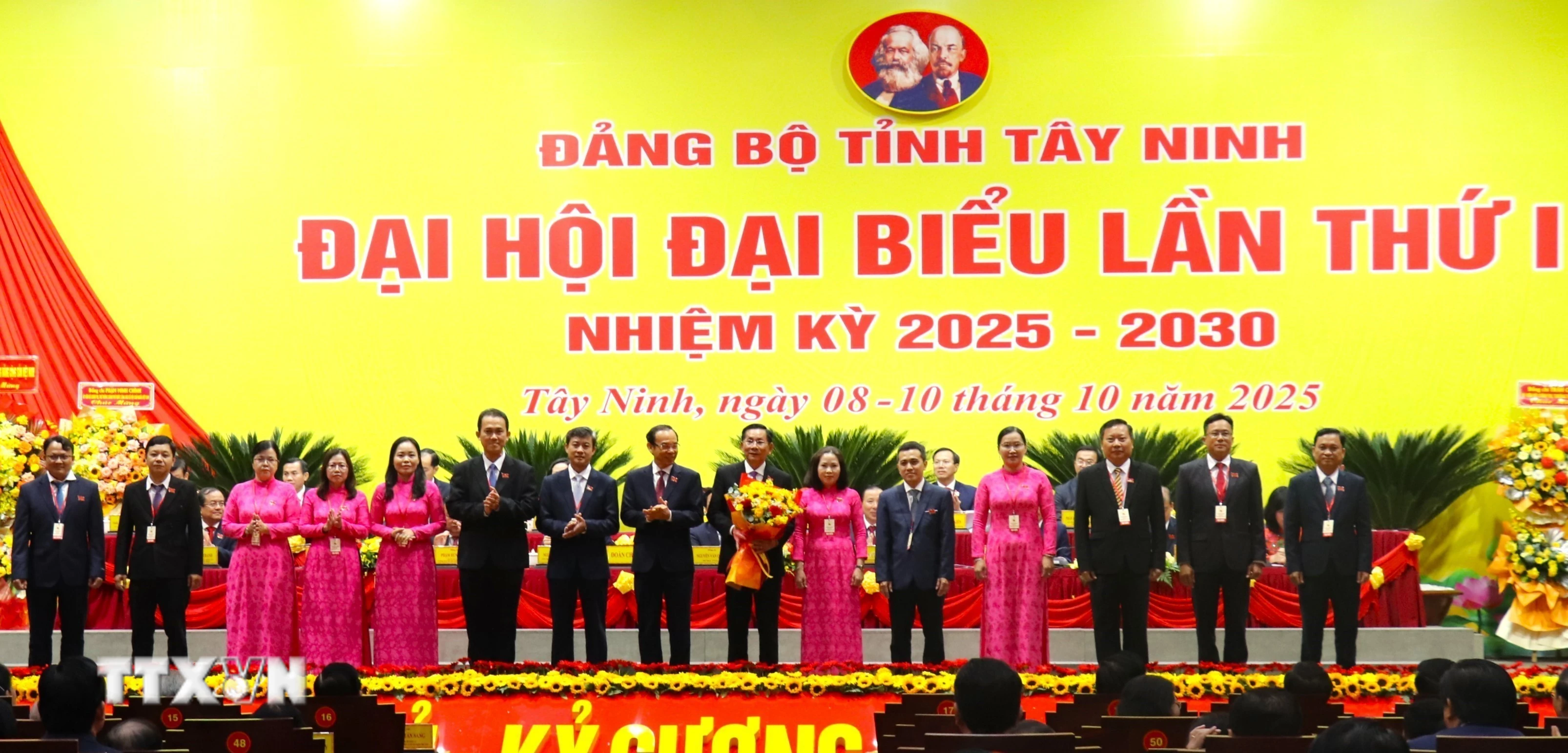 Đồng chí Nguyễn Văn Nên, Ủy viên Bộ Chính trị, Thường trực Tiểu ban Văn kiện Đại hội 14 của Đảng, tặng hoa chúc mừng Đại hội. (Ảnh: Thanh Bình/TTXVN)