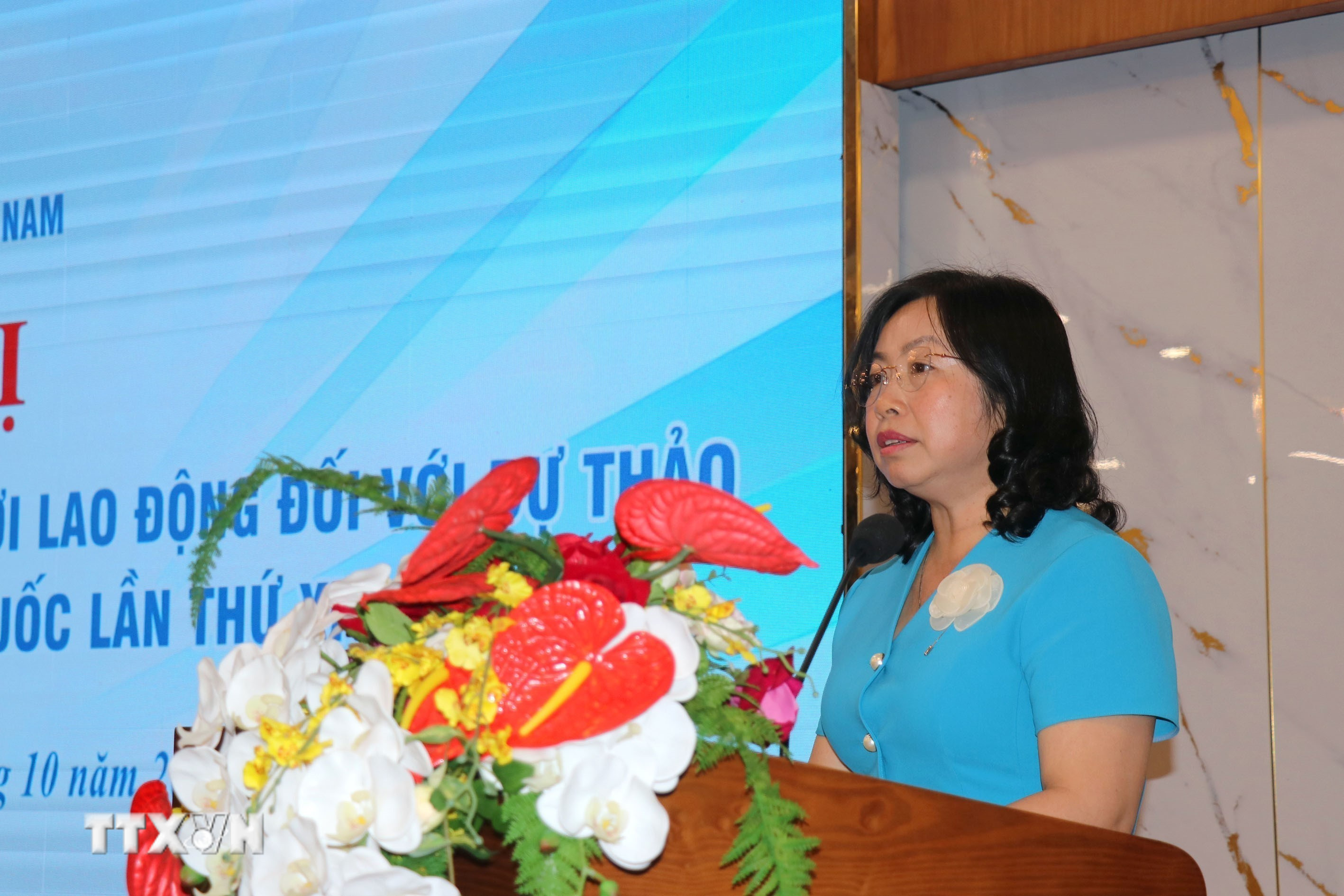 Bà Thái Thu Xương, Phó Chủ tịch thường trực Tổng Liên đoàn Lao động Việt Nam phát biểu khai mạc hội nghị. (Ảnh: Thanh Vũ/TTXVN)