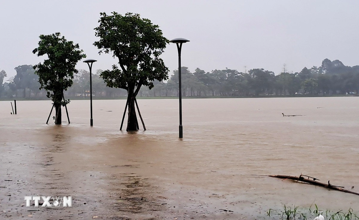 Lũ lên trên báo động 2 gây ngập đường đi bộ ven bờ Nam sông Hương, thành phố Huế. (Ảnh: Nguyên Lý/TTXVN)