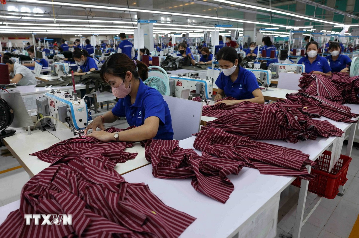 May hàng xuất khẩu sang thị trường châu Âu tại Khu công nghiệp VSIP Nghệ An. (Ảnh: Vũ Sinh/TTXVN)