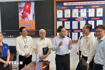 Bí thư Thành ủy Thành phố Hồ Chí Minh Trần Lưu Quang kiểm tra hoạt động tại Trung tâm Phục vụ hành chính công an phường Dĩ An. (Ảnh: Huyền Trang/TTXVN)