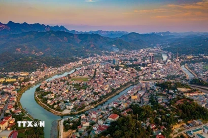 Bộ mặt đô thị của tỉnh Cao Bằng đã có nhiều thay đổi sau 40 năm đổi mới. (Ảnh: TTXVN phát)