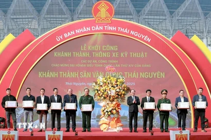 Lãnh đạo tỉnh Thái Nguyên tặng quà các đơn vị thực hiện dự án. (Ảnh: Trần Trang/TTXVN)