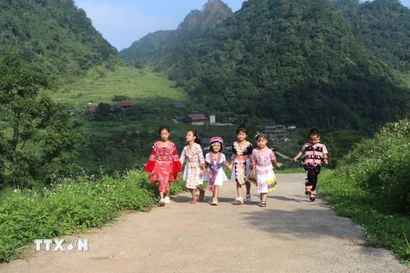 Học sinh xã Hòa An, Cao Bằng náo nức đến trường ngày khai giảng. (Ảnh: Chu Hiệu/TTXVN)