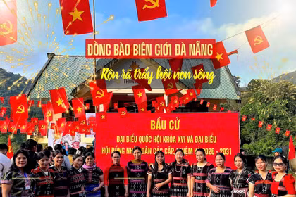 Sắc cờ nhuộm đỏ rực rỡ tại một điểm bầu cử ở xã biên giới La Êê, thành phố Đà Nẵng. (Ảnh: PV/Vietnam+) 
