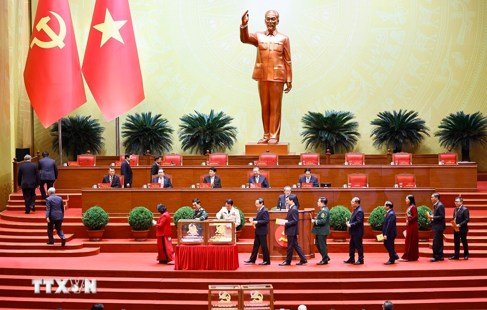 Các đồng chí lãnh đạo Đảng, Nhà nước bỏ phiếu bầu Ban Chấp hành Trung ương Đảng khóa XIV. (Ảnh: TTXVN)