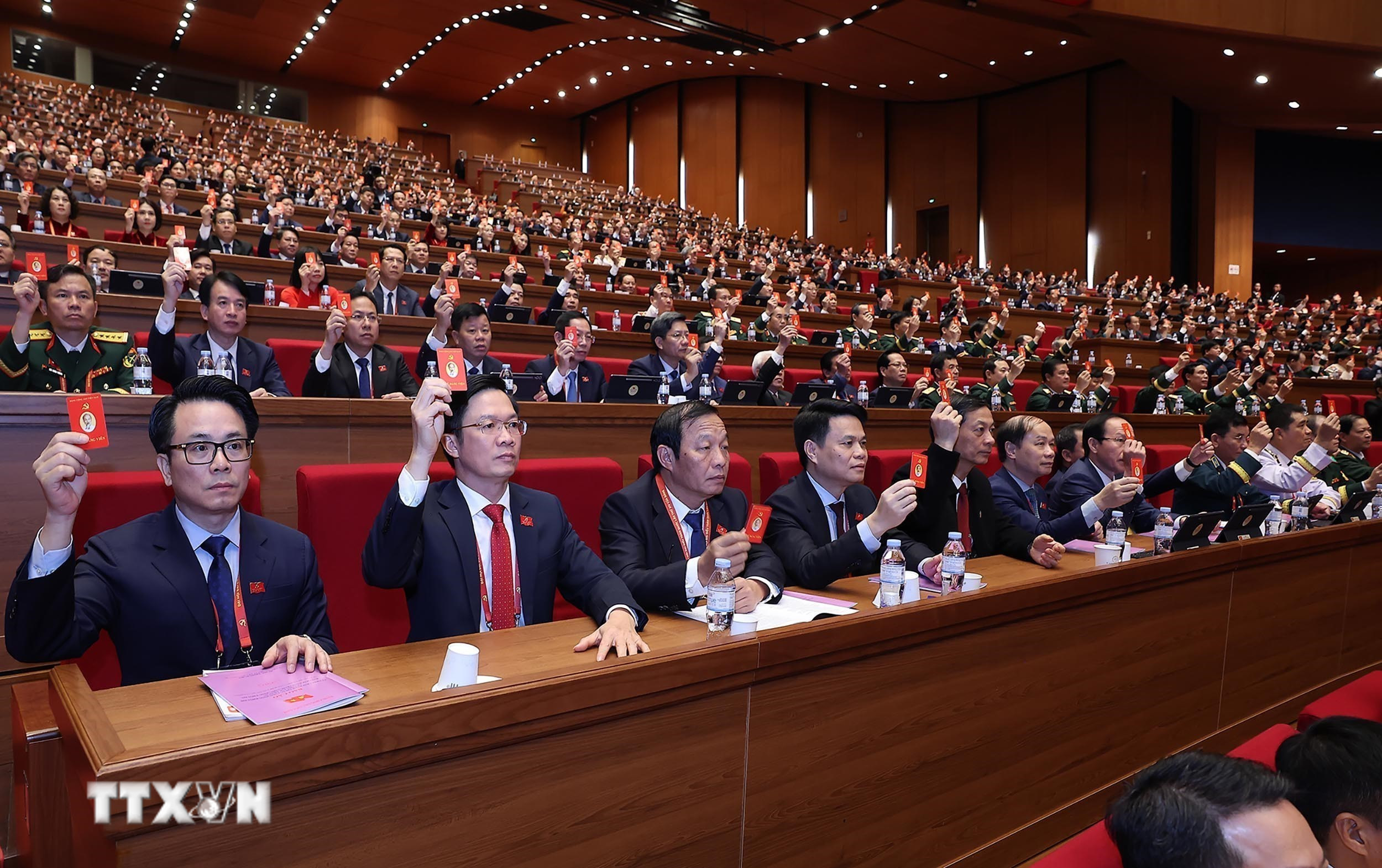 Đại hội biểu quyết thông qua số lượng Ủy viên Ban Chấp hành Trung ương Đảng khóa XIV. (Ảnh: TTXVN)