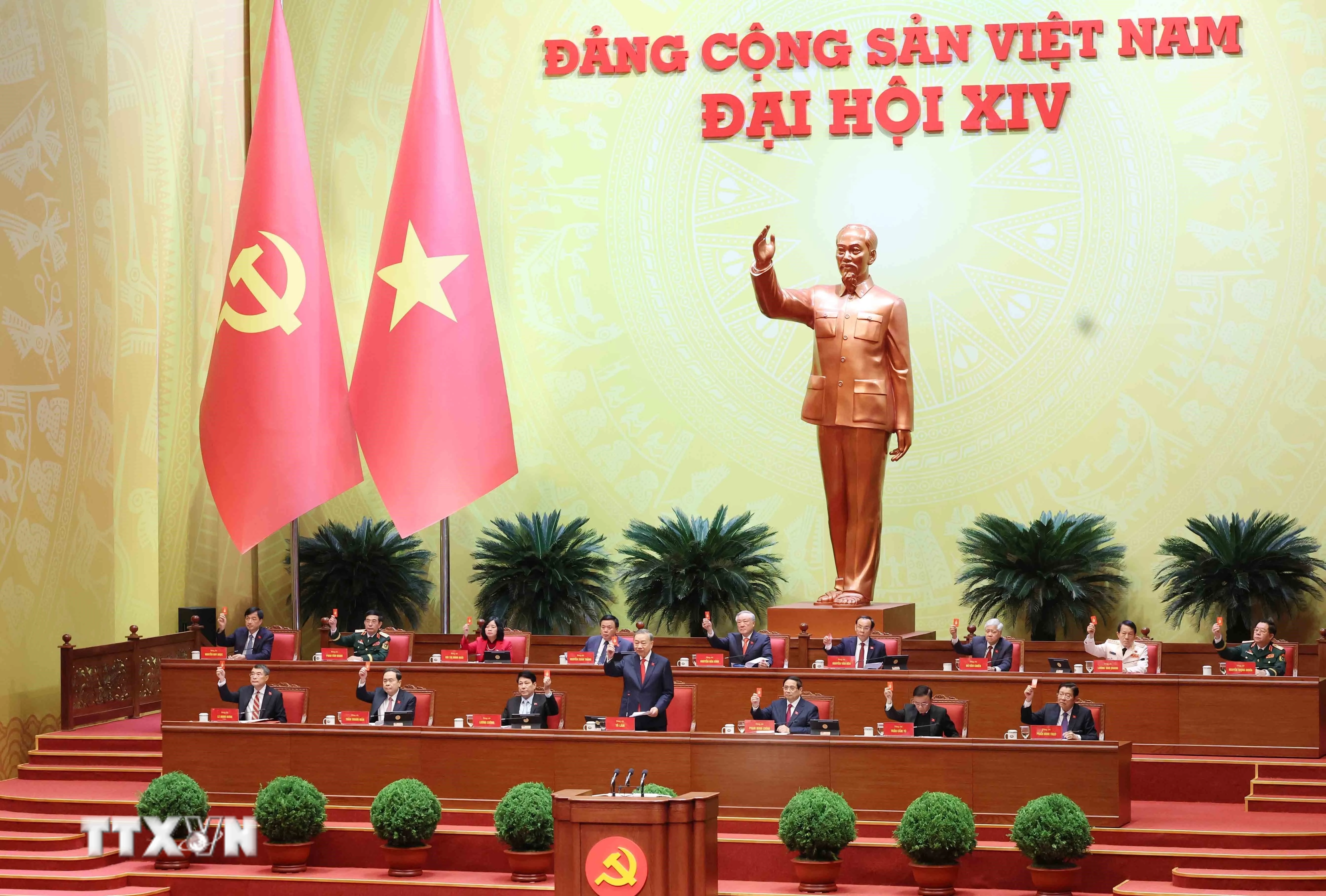Đại hội biểu quyết thông qua số lượng Ủy viên Ban Chấp hành Trung ương Đảng khóa XIV. (Ảnh: TTXVN)