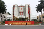 Khẩu hiệu chào đón sự kiện chính trị quan trọng của đất nước được lắp đặt tại trụ sở Hội đồng Nhân dân, Ủy ban Nhân dân thành phố Hà Nội. (Ảnh: Nguyễn Thắng/TTXVN)