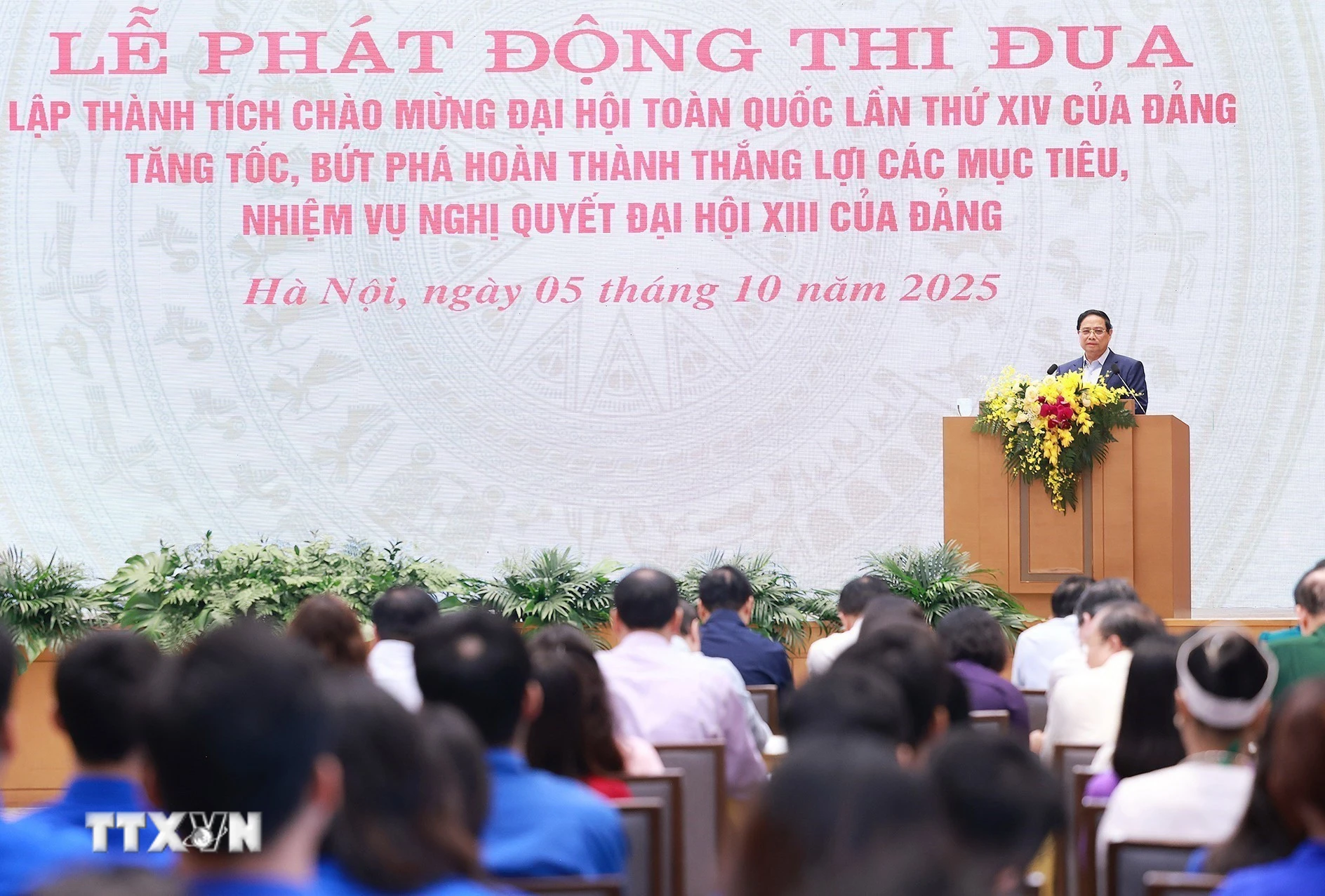 Ngày 5/10/2025, Thủ tướng Phạm Minh Chính phát động thi đua chào mừng Đại hội XIV của Đảng. (Ảnh: Dương Giang/TTXVN)