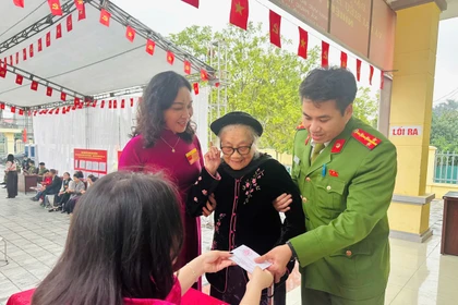 Công an Hà Nội tận tình hỗ trợ cử tri cao tuổi, sức khỏe yếu trong ngày bầu cử