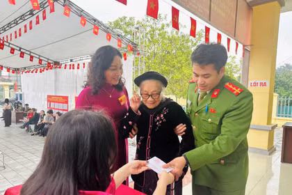 Công an Hà Nội tận tình hỗ trợ cử tri cao tuổi, sức khỏe yếu trong ngày bầu cử