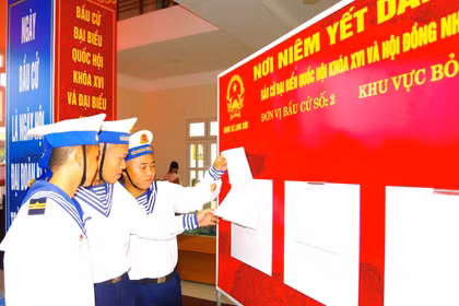 Cán bộ, chiến sĩ Vùng 2 Hải quân bày tỏ niềm vinh dự khi là đơn vị đầu tiên của cả nước thực hiện nhiệm vụ bầu cử sớm. (Ảnh: BQP)
