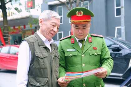 Lực lượng Công an cơ sở rà soát, cập nhật dữ liệu cử tri tại khu dân cư trên địa bàn Hà Nội. (Ảnh: PV/Vietnam+)