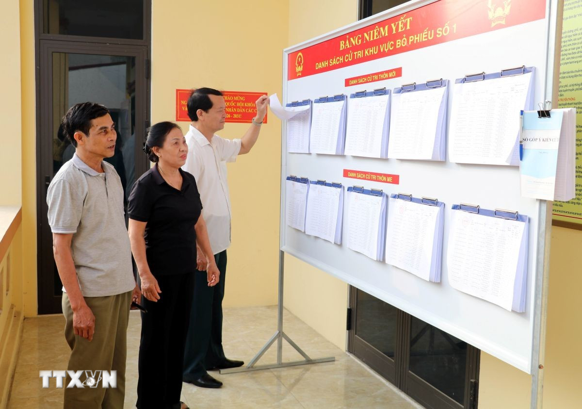 Người dân theo dõi danh sách cử tri tại Khu vực bỏ phiếu số 1, xã Gia Viễn, tỉnh Ninh Bình. (Ảnh: Thùy Dung/TTXVN)