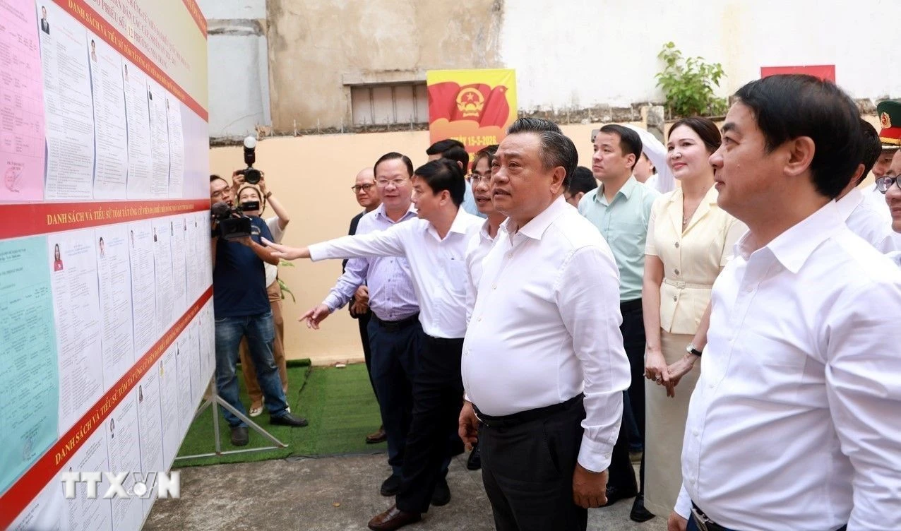 Đoàn giám sát, kiểm tra của Ủy ban Thường vụ Quốc hội, Hội đồng bầu cử Quốc gia kiểm tra thực tế tại khu vực bỏ phiếu số 12, phường Nha Trang. (Ảnh: Xuân Triệu/TTXVN)