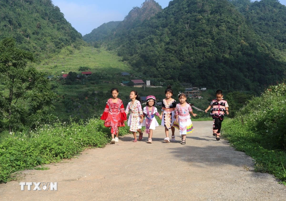 Học sinh xã Hòa An, Cao Bằng náo nức đến trường ngày khai giảng. (Ảnh: Chu Hiệu/TTXVN)